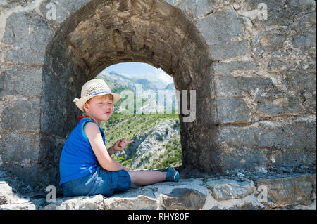 Vier Jahre alten Jungen in Stari Bar, Montenegro, Europa Stockfoto