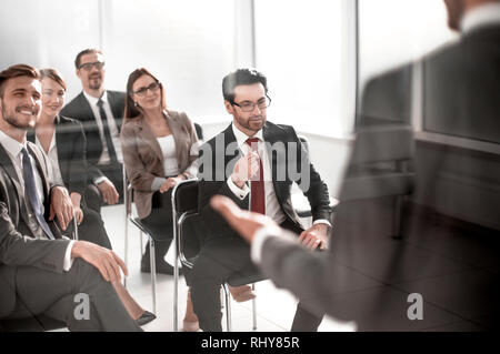 Projekt Manager erstellt einen Bericht für das Business Team Stockfoto