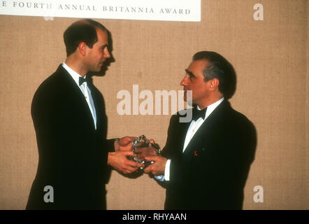 BEVERLY HILLS, Ca - Dezember 10: Prince Edward, Earl of Wessex und Regisseur Martin Scorsese nehmen an der BAFTA/LA des vierten jährlichen Brittania Award Gruß an Martin Scorsese am 10. Dezember 1993 Im Beverly Hilton Hotel in Beverly Hills, Kalifornien. Foto von Barry King/Alamy Stock Foto Stockfoto