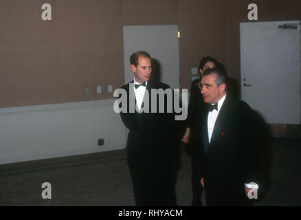 BEVERLY HILLS, Ca - Dezember 10: Prince Edward, Earl of Wessex und Regisseur Martin Scorsese nehmen an der BAFTA/LA des vierten jährlichen Brittania Award Gruß an Martin Scorsese am 10. Dezember 1993 Im Beverly Hilton Hotel in Beverly Hills, Kalifornien. Foto von Barry King/Alamy Stock Foto Stockfoto