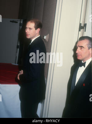 BEVERLY HILLS, Ca - Dezember 10: Prince Edward, Earl of Wessex und Regisseur Martin Scorsese nehmen an der BAFTA/LA des vierten jährlichen Brittania Award Gruß an Martin Scorsese am 10. Dezember 1993 Im Beverly Hilton Hotel in Beverly Hills, Kalifornien. Foto von Barry King/Alamy Stock Foto Stockfoto