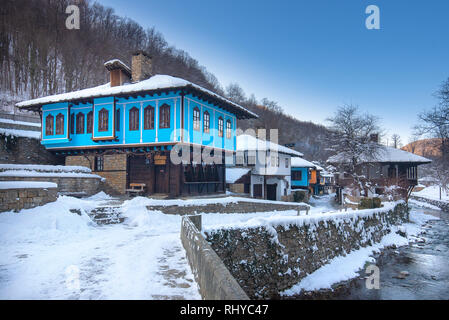 Alte traditionelle bulgarische Haus in der architektonischen Ethnographische Komplex Etar (Etara) in der Nähe von Gabrovo. Open Air Museum von Schnee im Winter in Bulgarien Stockfoto