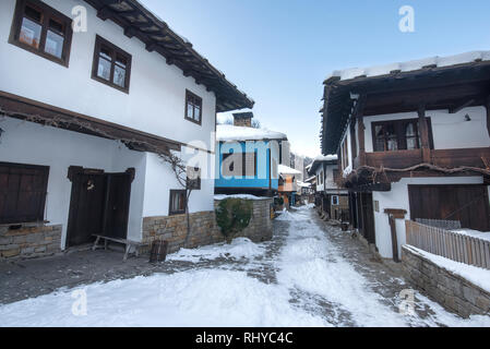 Alte traditionelle bulgarische Haus in der architektonischen Ethnographische Komplex Etar (Etara) in der Nähe von Gabrovo. Open Air Museum von Schnee im Winter in Bulgarien Stockfoto