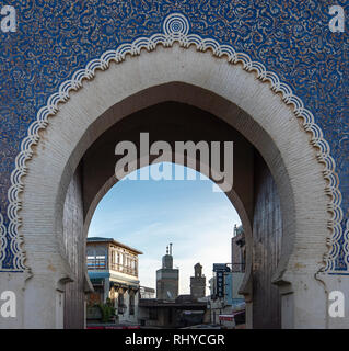 Das blaue Tor oder das Bab Bou Jeloud (boujeloud) in die Altstadt in der historischen Altstadt von Fes. Eingang zur Altstadt, der Medina von Fes, Marokko Stockfoto