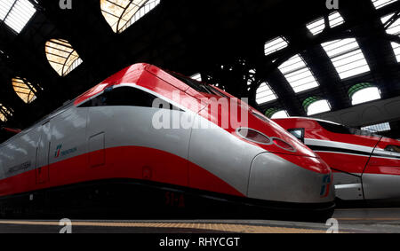 Freccia Rossa ETR 500 Eurostar Hochgeschwindigkeitszug am Mailänder Hauptbahnhof, Mailand, Lombardei, Italien. Stockfoto