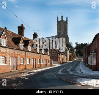 Marlborough Street, Andover in Richtung St Mary's Parish Church, Andover, Hampshire, England, UK suchen Stockfoto