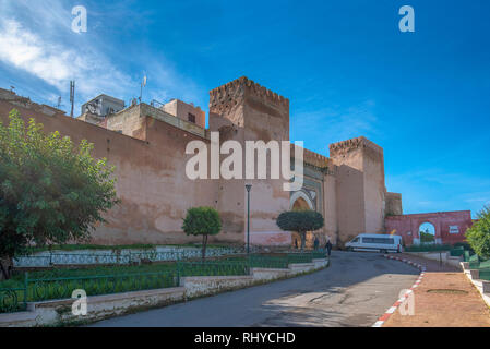 Meknes, Marokko - Ansicht von Meknes auf Bab Berdaine Tor. Meknes ist eine Stadt als UNESCO-Weltkulturerbe. Stockfoto