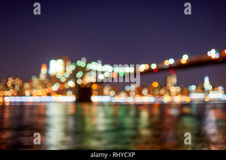 Defokussierten Blick auf New York City Downtown aus Brooklyn bei Nacht Stockfoto