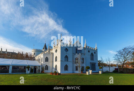 Weiße Wände von Strawberry Hill House, einem Neugotischen villa in Twickenham, London, gebaut von Horace Walpole von 1749, an einem sonnigen Tag mit blauen Himmel Stockfoto