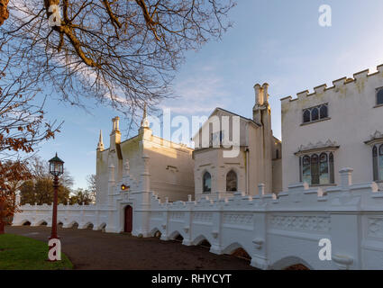 Vorderansicht der Eingang zu Strawberry Hill House, einem Neugotischen villa in Twickenham, London, gebaut von Horace Walpole von 1749 Stockfoto