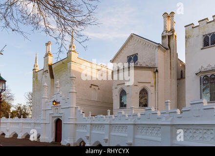 Vorderansicht der Eingang zu Strawberry Hill House, einem Neugotischen villa in Twickenham, London, gebaut von Horace Walpole von 1749 Stockfoto