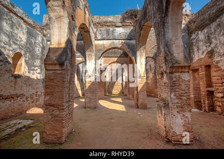 Alte Ruinen und Bögen der Chellah oder Sala Colonia ist eine mittelalterliche Nekropole in Rabat, Hauptstadt Marokkos. Stockfoto