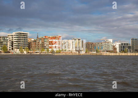 Blick von einem Boot auf die neuen und modernen Gebäude der Hafencity Hamburg Stockfoto