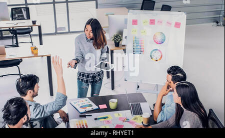 Weibliche Creative Director Team Lead brainstrom branding Projekt mit designer team hand Frage zu Tisch zu bitten. Diskussion Idee im kreativen Stockfoto