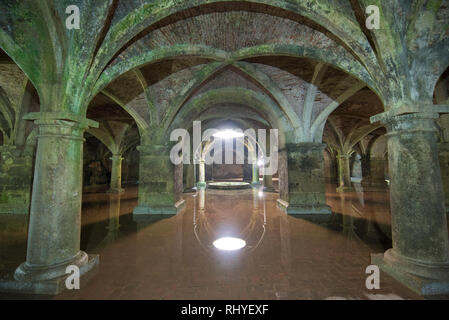 Innere der alten Manuelinischen Zisterne Reflexion. Sonnenlicht Lichtstrahl in der Dunkelheit, in der Portugiesischen Zisternen. Innerhalb der Festung. El Jadida, Marokko Stockfoto