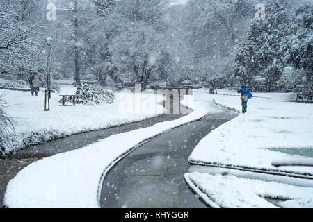 Starker Schneefall in Trenance Park in Newquay in Cornwall. Stockfoto