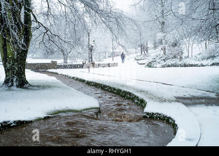 Starker Schneefall in Trenance Park in Newquay in Cornwall. Stockfoto