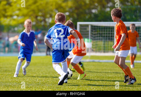 Fußballspiel für Kinder. Training und Fußball Fußball School Turnier. Gruppe von Jungen Fußball spielen Stockfoto