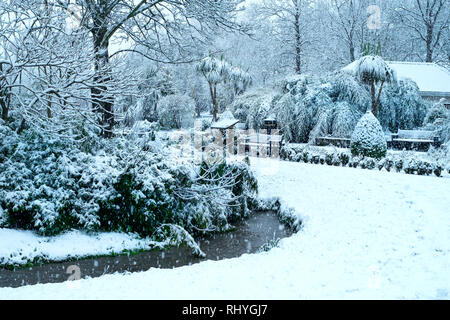Trenance Gärten in starker Schneefall in Newquay in Cornwall. Stockfoto