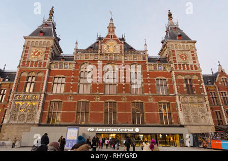 Amsterdam Centraal, Haupteingang und Fassade des Hauptbahnhofs in der niederländischen Hauptstadt. Stockfoto