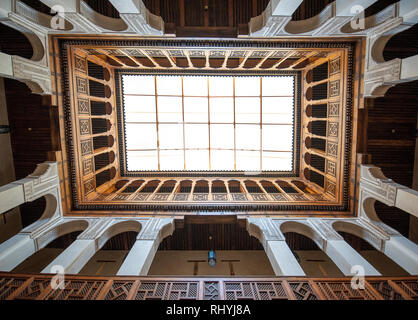 Im Inneren des historischen Nejjarine Museum für Kunst und Kunsthandwerk aus Holz befindet sich in einem wundervoll restaurierten funduq in Fes, Marokko Stockfoto