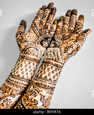 Schöne messe Hände der Mädchen, das künstlerisch Henna Mehndi Design auf ihre beiden Hände angewandt hat, am Vorabend der indischen Festival. Stockfoto