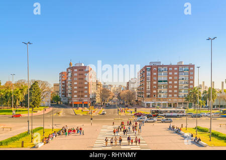 MONTEVIDEO, URUGUAY, Oktober - 2018 - Städtische tag Szene im Esplanade Platz eine Allee im Hintergrund in Montevideo, Uruguay Stockfoto