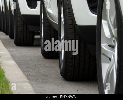 Konvoi der weißen Fahrzeuge Herausziehen von Parken Stockfoto