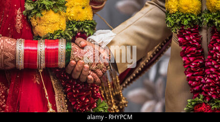 Schönes Foto von einem frisch Vermählte indische Paare halten sich an den Händen und vielversprechende miteinander zusammen leben fröhlich für alle ihre Leben. Stockfoto