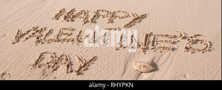 Text "Happy Valentine's Day" im Sand geschrieben Stockfoto