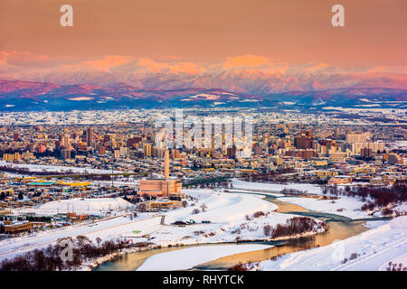 Asahikawa, Japan winter Stadtbild in Hokkaido in der Abenddämmerung. Stockfoto