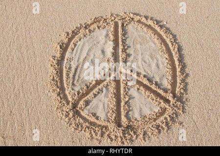 Peace Symbol an einem Strand mit weißem Sand gefüllt gezeichnet Stockfoto