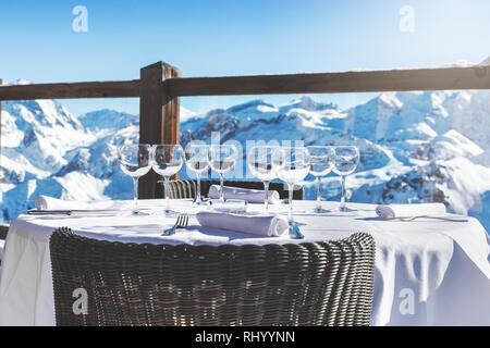 Outdoor Luxus Restaurant Tisch mit schönen Landschaft in der alpinen Bergwelt Stockfoto