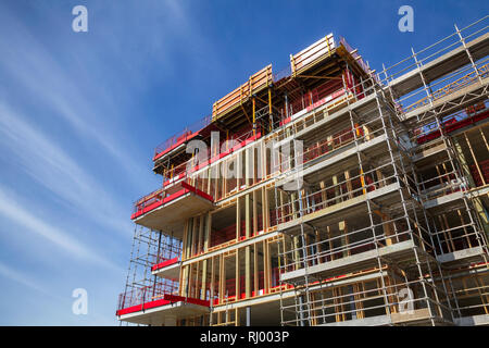 Bau von Gebäude aus Stahlbeton mit Holzwänden der Bolzen - Moderne städtebauliche Konzept Stockfoto