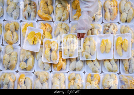 Von Hand gepflückt schälen und verpackt durians am Markt. Die Durian schauen lecker und sehr lecker. Stockfoto