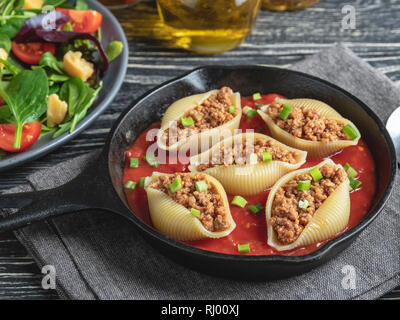 Gekochten Nudeln conchiglioni gefüllte Hackfleisch, Tomatensauce Stockfoto