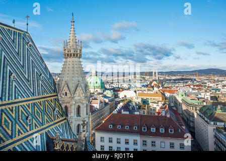 Ansicht von St. Stephen's Cathedral (Stephansdom) North Tower in Wien, Österreich. Stockfoto