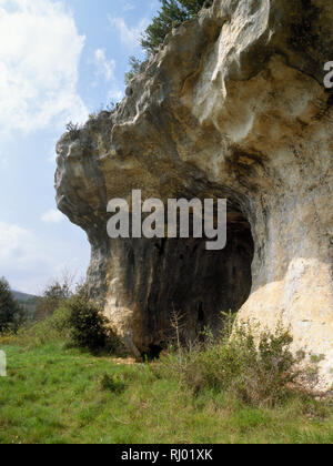 Le Trou du Bréchou Höhle, Le Moustier. Eine flache Höhle in der Felswand oberhalb der beiden berühmten prähistorischen Abris in Peyzac-le-Moustier, Stockfoto