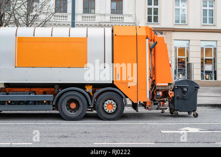 Müllabfuhr Lastwagen an Straße der Stadt. Abfälle Dump Truck auf Stadt, Straße. Kommunale und städtische Dienstleistungen. Abfallwirtschaft, Entsorgung und Recycling. Mock-up Stockfoto