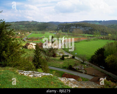 Vézère-tal und Roque St Christophe auf der anderen Seite des Tals, gesehen von der Terrasse in der Nähe von Le Trou de Brechou Höhle über die Kirche Saint-robert. Stockfoto