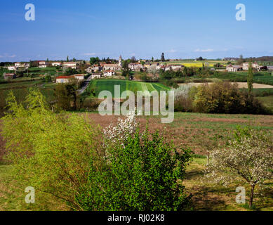 St. Vivien de Monségur Dorf und Kirche aus dem Süden im Frühjahr gesehen, Gironde, Dordogne, Nouvelle-Aquitaine, im Südwesten von Frankreich Stockfoto