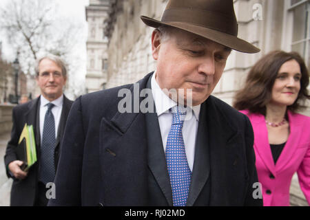 (Von links nach rechts) Owen Paterson, Iain Duncan Smith und Theresa Villiers kommen an das Cabinet Office in Westminster, London für eine Sitzung der Arbeitsgruppe Alternative Regelungen (AAWG) die Möglichkeit der so genannten Mälzerei Kompromiss zu prüfen. Stockfoto