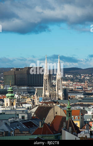 Vienna City Skyline mit dem twin Turmspitzen der Votivkirche von oben St. Stephen's Cathedral (Stephansdom) North Tower gesehen. Österreich. Stockfoto