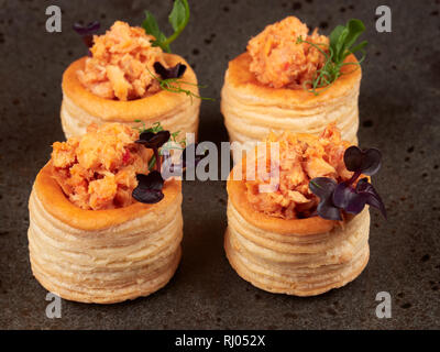 Blätterteiggebäcke mit einem würzigen, chunky Lachs Füllung Stockfoto