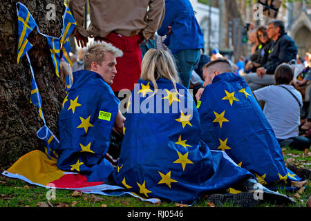 Drei junge Menschen in der Europäischen Union Fahnen auf der Menschen eine Kundgebung gegen Brexit und die Unterstützung einer neuen Abstimmung, oder 'Abstimmung verpackt' Stockfoto