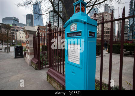 Polizei rufen, oder Polizei Post außerhalb St Boltolph's Kirche in Aldgate, nur außerhalb der eigentlichen Stadt beschränkt. Feb 2019 nun nicht mehr durch Polizeiaufgebot verwendet Stockfoto