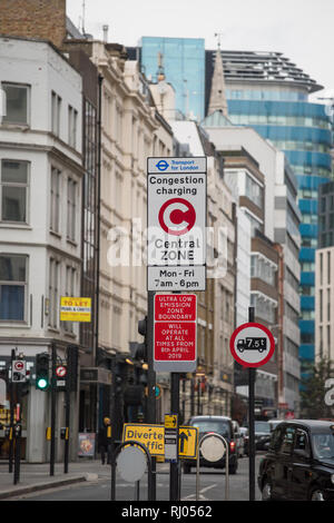 Ultra Low Emission Warnschild Stadt London London England UK. Feb 2019 Zeichen warnen, dass ab dem 8. April die meisten von London eine Ultra Lo. Stockfoto