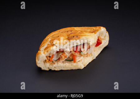 Döner im Fladenbrot auf schwarzem Hintergrund Stockfoto
