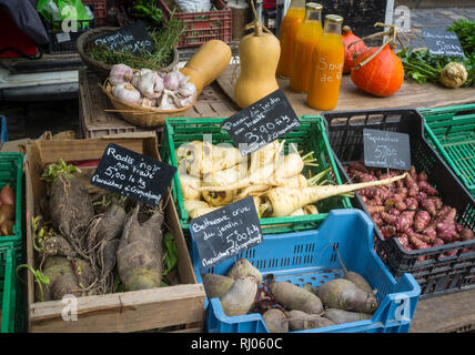 Frisches Gemüse auf Verkauf in einem Markt, in Honfleur, Frankreich. g Stockfoto