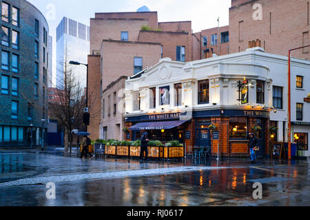 LONDON, Großbritannien - 27 Januar 2019: White Hart Pub in Southwark, London, nach einer kurzen Regen. Schönen pub Exterieur und strahlend blauen Himmel. Stockfoto